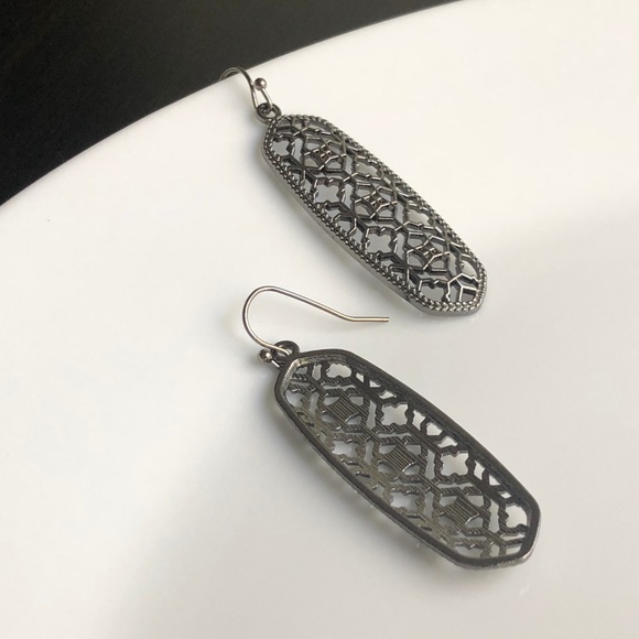 NEW Oval Filigree Earrings (black) - Picture 5 of 8